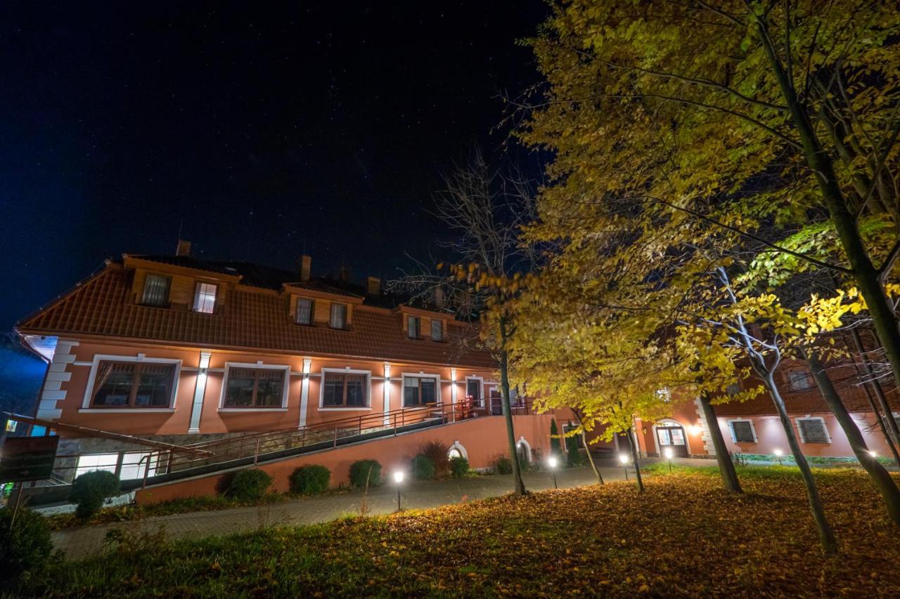 Dwor Ostoia Hotell Rymanów Exteriör bild